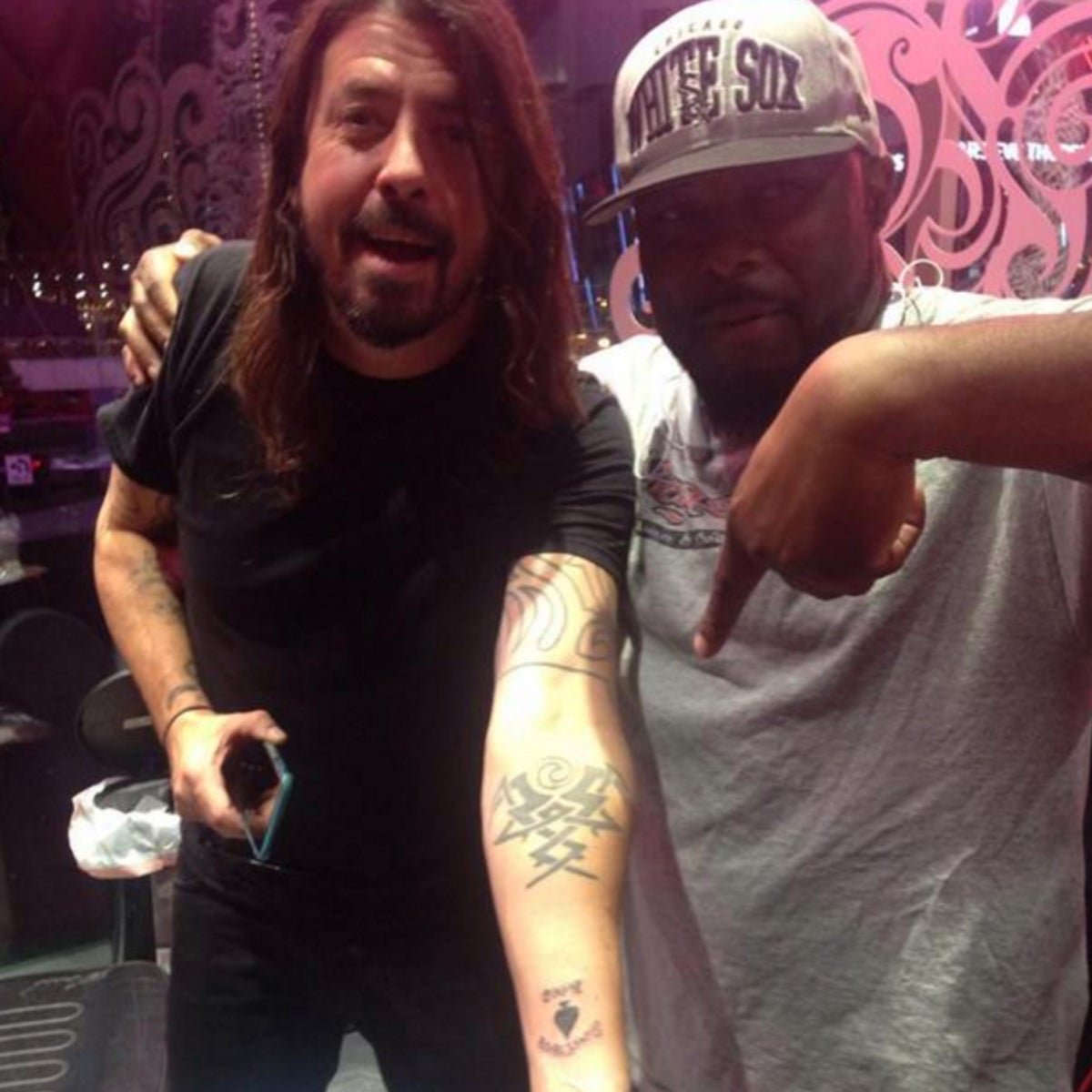 Dave Grohl showing the Ace of Spades tribute tattoo