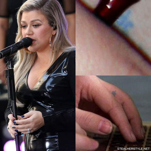 Kelly Clarkson blue finger tattoo