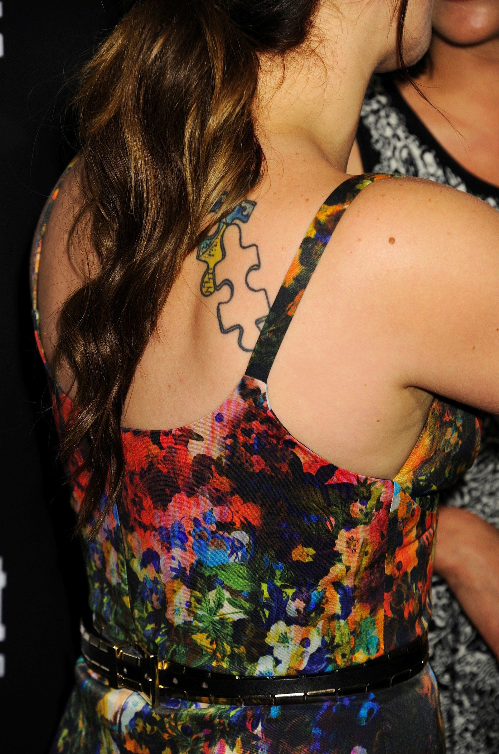 Kelly Clarkson colourful puzzle piece back tattoo