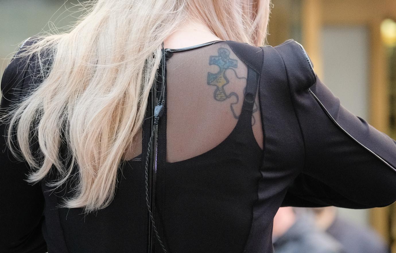 Kelly Clarkson puzzle shoulder blade tattoo second photo