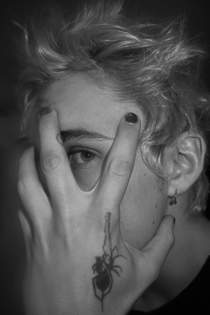 The Kid LAROI showing the spider tattoo on his hand