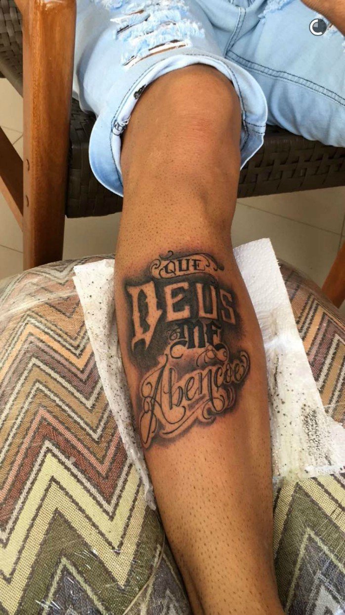 Neymar right leg tattoo reading Que Deus me abencoe