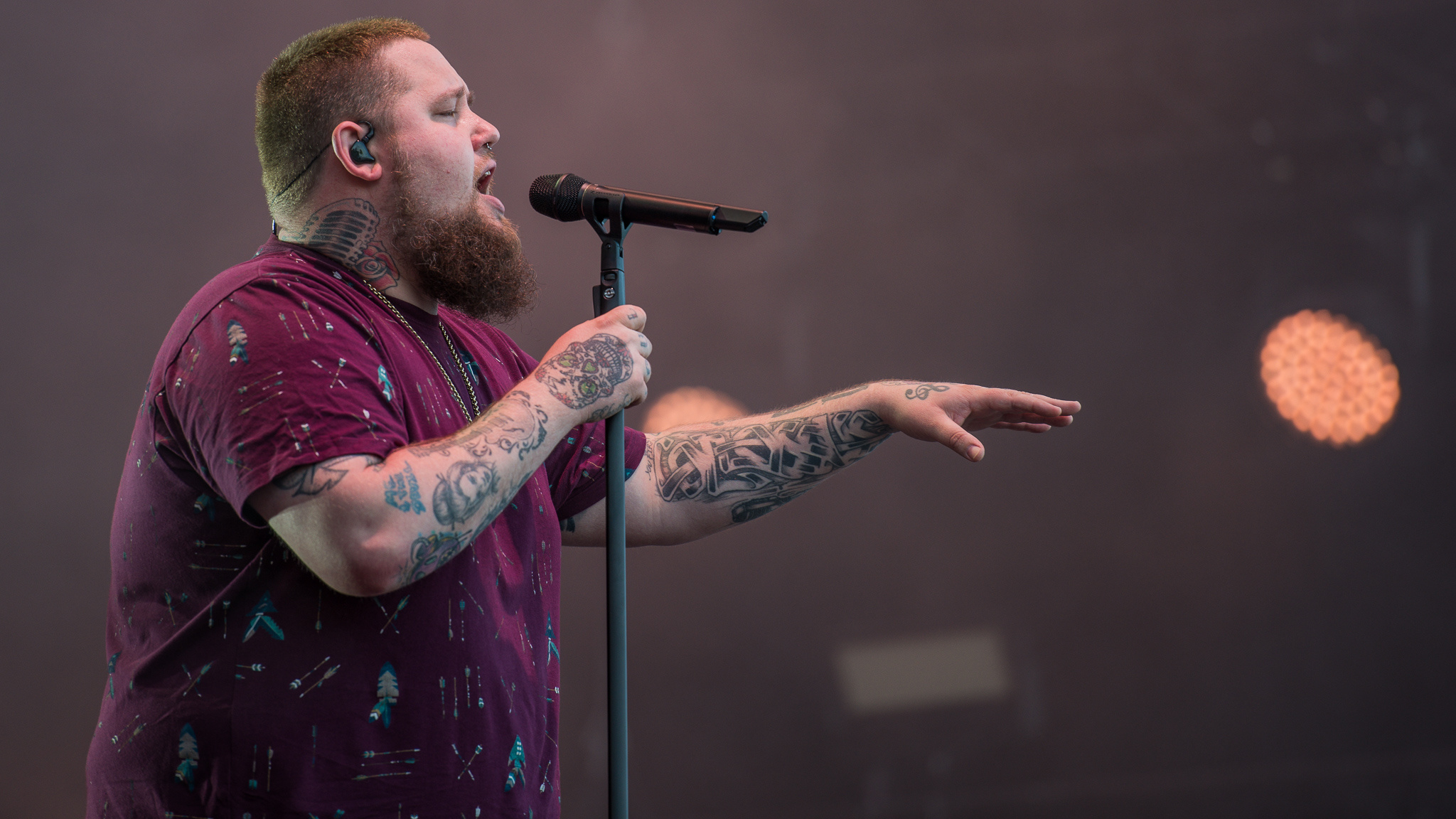Rag’n’Bone Man neck microphone and rose tattoo