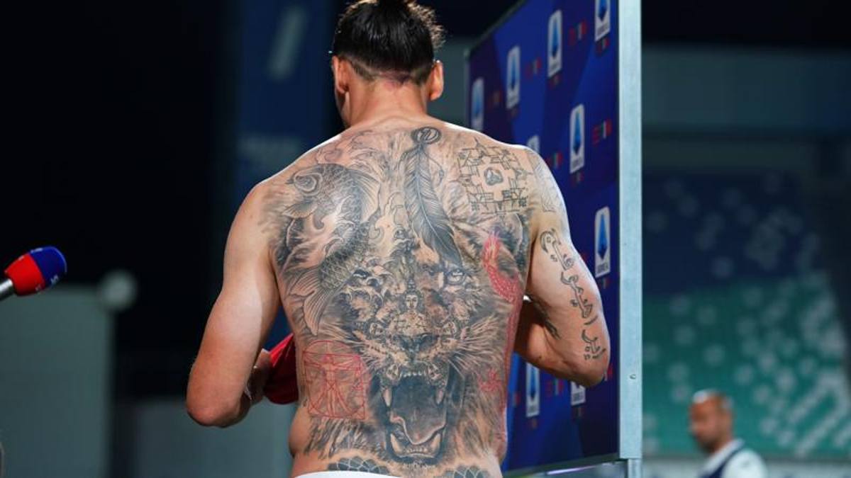 Zlatan Ibrahimovic showing the roaring lion tattoo across his back